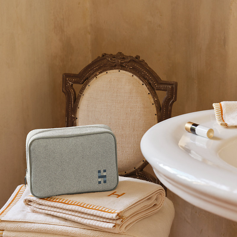 【シンプル】HERMES Chapitre H Cavalier ポーチ スモール Chapitre H Cavalier case, small model - Blue | Hermès UAE